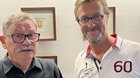 Roland «Rick» Rickenbacher (l.) und Verleger Markus Mehr präsentieren «RICK`S ANDEERE CARTOONS» in Andeer...   (Bild: © Klein Report)