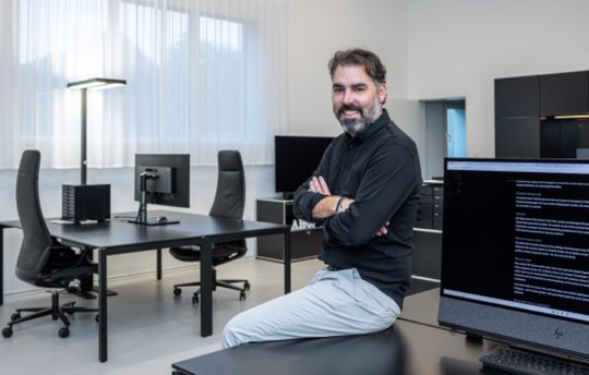 «Persönlichkeit gewinnt, wenn eine solide Datenbasis vorhanden ist»: Agenturgründer «FiFi» Frei am neuen Standort in Fürstenau... (Bild: zVg)