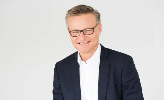 Nach seinem Erfolg beim agilen Discounter soll Mario Irminger jetzt das orange Flaggschiff durch die zu erwartenden Stürme führen…      (Bild: zVg)