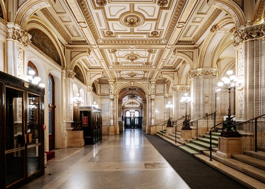 Der Eingang zur Wiener Staatsoper: Historische Architektur, wo immer das Auge hinschweift...                (Bild: Wien Tourismus)