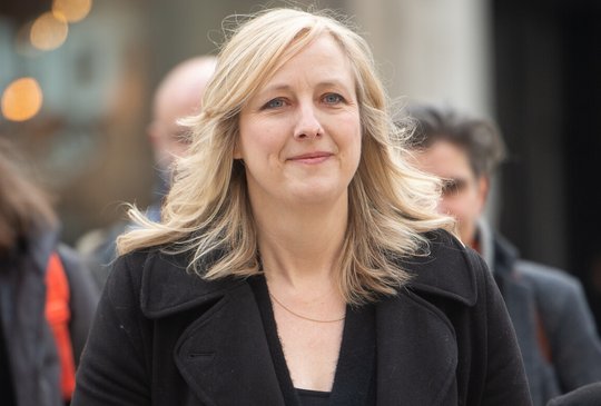 Vorsorgliche Drohung: die britische Journalistin Carole Cadwalladr vor einer Anhörung im Verleumdungsprozess…          (Bild: RSF)