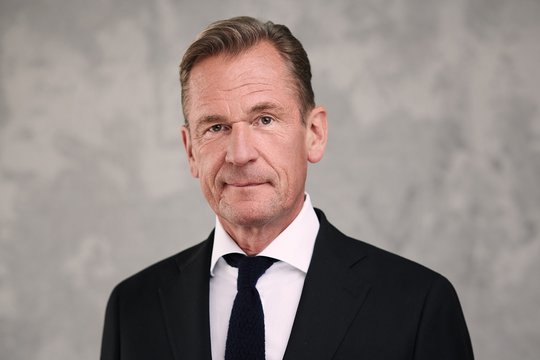 Mit der Entscheidung der Verlegerin erhält Döpfner, der seit 2002 an der Spitze von Axel Springer steht, deutlich mehr Macht...