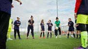 Die Stiftung «Laureus Sport for Good» will Mädchen und junge Frauen auf dem Fussball-Rasen fördern... (Bild: Screenshot Video)