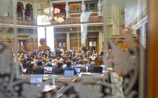 Exakt ein Jahr nach dem Scheitern des Medienpakets ist der Ausbau der indirekten Medienförderung wieder auf dem Tisch. (Bild © parlament.ch)