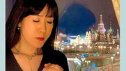 Soyeon Schröder-Kim zeigt sich auf Instagram, wie sie mit geschlossenen Augen in Moskau betet…