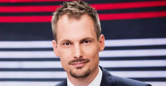 Jonas Projer entwickelte sich vom «Arena»-Dompteur zum Projektleiter von Blick TV, das im Februar 2020 auf Sendung ging. 2021 wechselte der Fernsehmann in den Printbereich der NZZ-Mediengruppe…             (Bild: Screenshot SRF) 