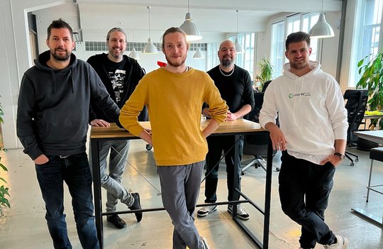 Laurent Ulrich, Co-Founder Maybaum, Michel Frutig, Managing Partner Maybaum Film, Oliver Wigger, Projektmanager Maybaum Film, Michel Alraun, CEO & Founder Maybaum Film sowie Nick Metzger, CEO & Founder Venturesome. (v.l.) (Bild zVg)