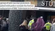 Ein Video zeigt den Sturm auf das von der BBC schon lange nicht mehr benutzte Gebäude...             (Video: The Guardian)