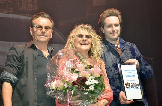 Ehrung für Schweizer Country-Queen Suzanne Klee mit Florian Ast (l.) und Florian Fox...   (Bild: © Klein Report)