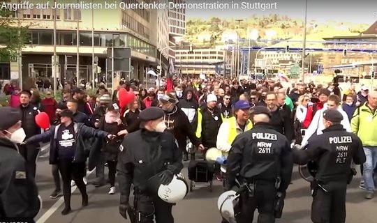 Alle Menschen hätten «das Recht, zu demonstrieren», aber Medienschaffende müssen frei berichten können...        (Bild: Reuters Video aus Stuttgart) 