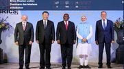 Jubelbeitrag zu Brics von 20 Minuten: BRICS-STAATEN WOLLEN DOMINANZ DES WESTENS SCHWÄCHEN, mit einem Symbolbild für die Zukunft wie «schwächen» eventuell punkto Geschlecht und Alter aussehen könnte...   (Bildschirmfoto 20 Minuten)
