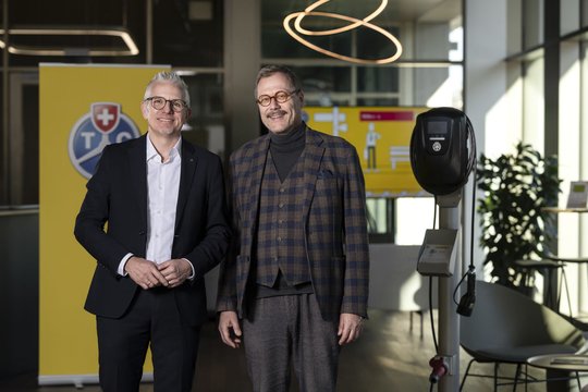 Bernhard Bieri (l.) vom TCS mit Marco Piffaretti von Sun2whell freuen sich über ihre Kooperation...         (Bild: zVg)