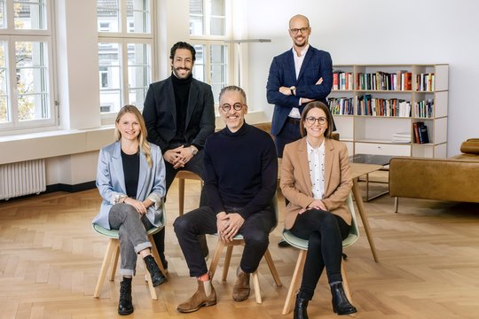 Die Köpfe hinter dem digitalen Angebot von Farner (v.l.): Nicole Treipl, Pablo Koerfer, Daniel Jörg, Raphael Bienz, Anna-Lena Wohlschlag...          (Bild: zVg)