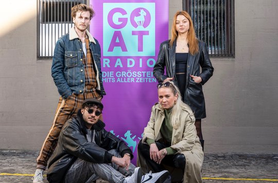 Moderieren: Moe Morgenstern (stehend), Remo «Freezy» Hunziker, Andrea Häfeli, Zoé Zimmermann (stehend)…. (Bild: zVg.)