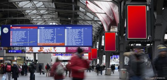 Das digitale Plakat der Zukunft gibt es schon heute. PDOOH von Hoy bietet intelligente Echtzeitwerbung, die auf Wetter und Passantenströme reagiert...       (Bild: Hoy)