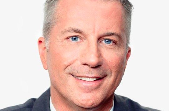 «Ein bisschen Sport muss natürlich sein. Im Fernsehen sieht man bekanntlich immer dicker aus, als man wirklich ist», sagt «Eco Talk»-Master Reto Lipp im Interview. (Bild © SRF)