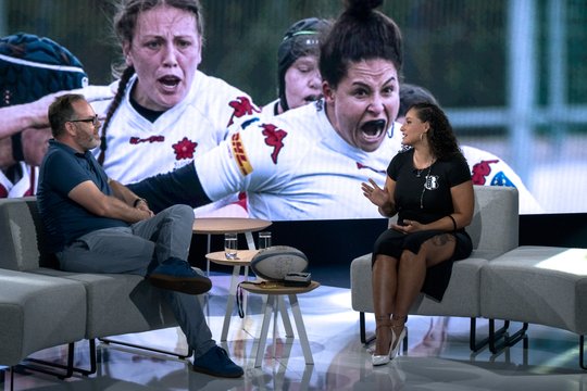 Moderator Stephan Lendi mit Rugbyspielerin Angie Stadelmann...            (Bild: Blue Zoom)