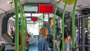 In 80-Sekunden-Blöcken flimmern die Werbebotschaften über die neuen Bildschirme in den Bussen... (Bild: APG)