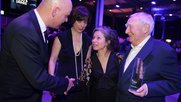 Bundesrat Alain Berset, Ehefrau Muriel Zeender, Adina und Fredi M. Murer, der für sein filmisches Gesamtwerk geehrt wurde…       (Bild: © Klein Report/André Häfliger)