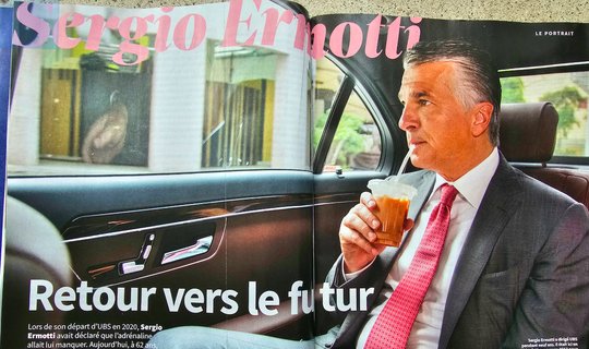 Schwacher Start: Die fusionierte Doppelzeitschrift «L'Illustré / TV8» debütiert mit einem Wohlfühl-Porträt über «le Superbanquier» Sergio Ermotti. (Bild © KR)
