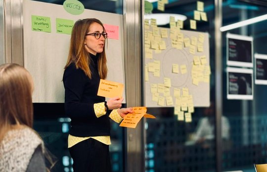 Will mehr Live-Formate: Danielle von Rechenberg, Kommunikations-Chefin der Denkfabrik, beim Workshop mit der Zürcher Agentur... (Bild zVg)