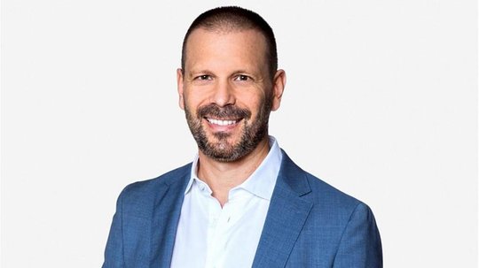 Der SRF-Unterhaltungschef Reto Peritz versprach, dass er die Comedy-Frauen ernstnehmen und sich für Verbesserungen einsetzen werde...     (Bild: SRF)