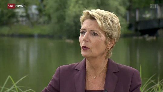 Im falschen Film? Reicht es auf die «Erfolgsgeschichte unseres Landes» zu verweisen? Karin Keller-Sutter vor dem Stadtweiher ihrer Wohngemeinde Wil, wo sie über die Defensionale von Wil 1647 sprach...     (Bild: Screenhot SRF)