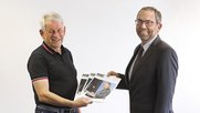 Peter Schneider (l.) übergibt die Führung der ASMZ dem neuen Chefredaktor Christian Brändli…           (Bild: zVg)
