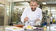 Vom Suvretta-Haus an den Herd der Schweizerischen Epilepsie-Stiftung: Bernd Ackermann weiss, wie man Menschen mit Essen verwöhnen kann...        (Foto: Padrutt PR)