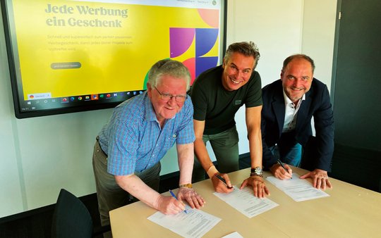Die Co-Geschäftsführer Erich Oester (l.) und Thomas Oester (r.) werden von Peter Kaiser übernommen...      (Bild zVg.)