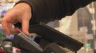 Beim Bezahlen mit Visa-Karte sind vom Ladenbesitzer neu nur noch 0,15 Prozent Gebühren zu berappen... (Bild: Screenshot Youtube)
