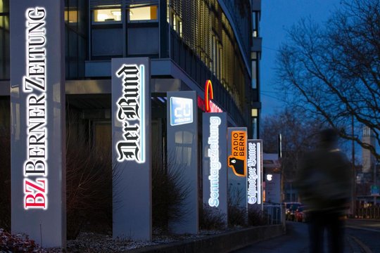 Nähe ist beruhigend, in Bern vor allem für den Verleger...  (Bild: «Berner Zeitung»)