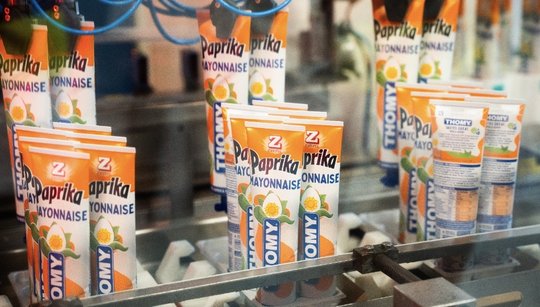 Zum Start der Grillsaison: In der neuen Tube treffe die typische Cremigkeit der Thomy Mayonnaise auf das Aroma der Paprika Chips von Zweifel…   (Bild: Nestlé/zVg)