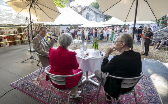 TeleZüri-Moderator Oliver Steffen sprach mit Bundesrätin Elisabeth Baume-Schneider und VSM-Präsident Andrea Masüger im Paravento in Locarno... (Bild: VSM/zVg)