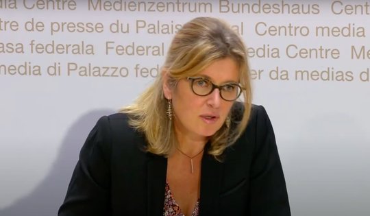Bilingue: Carine Bachmann an der Medienkonferenz am Mittwochnachmittag in Bern (Screenshot Youtube)