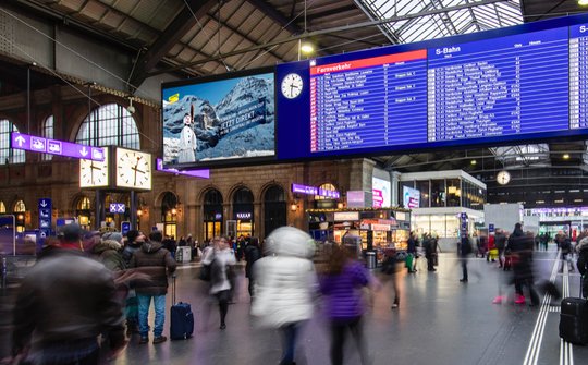 Hauptbahnhof Zürich: Die Pilotkampagne hat die Jungfraubahnen Management AG gebucht. (Bild zVg)