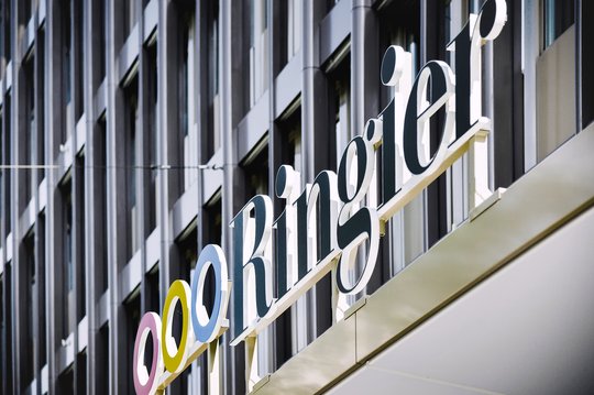 Für den tieferen Umsatz ist unter anderem der Corona-bedingte Rückgang im Werbe- und Eventmarkt Schuld, so der Medienkonzern... (Bild: Ringier)