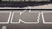 Plakativ, aber ohne Mahnfinger: Immer anhalten für Tätigkeiten, die einen ablenken...   (Sujet: Ruf Lanz)