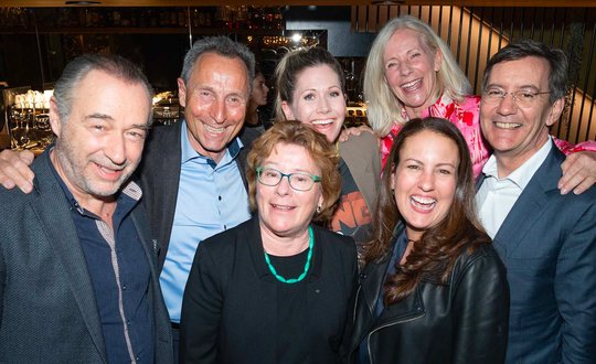 Gutgelaunt am Launch-Apéro am Donnerstagabend im Restaurant Ynos in der Zürcher Europaallee: Hugo Bigi, Marco Cortesi, Priska Wolff, Ursula Diebold, Hannes Britschgi (hinten v.l.n.r) sowie Sonja Zöchling und Daniela Hess...           (Bild zVg)