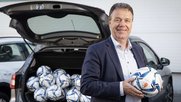 Der selbsternannte Herr der Bälle: Fabian Furrer...     (Bild: Walliser Bote/zVg)