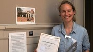 Adrienne Fichter bei der Preisübergabe in den Redaktionsräumlichkeiten der «Republik»...        (Bild: © Öffentlichkeitsgesetz, zVg.)