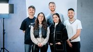 Die Virus-Hosts: Flavio Stucki, Mira Weingart, Vincenz Suter (hinten), Gabriela Mennel, Younes Sagarra...         (Bild: SRF)