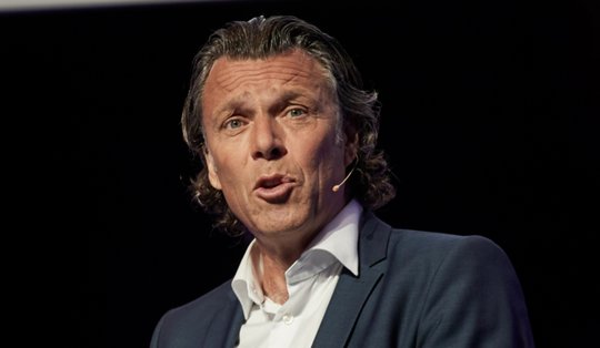 In 27 Jahren 883 Spiele geleitet: Der ehemalige Fifa-Schiedsrichter, ZDF-Fussballexperte und Unternehmer kann als Redner und Trainer gebucht werden...  (Bild: Webseite U. Meier)