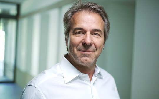 Levente Paal ist aktuell Vorstandsvorsitzender der Swissfilm Association und wird zusammen mit Rudi Haller den Verband in Cannes vertreten...         (Bild: WirzFraefelPaal)