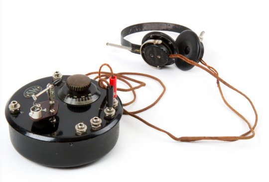 Das Hörvergnügen dürfte sich in Grenzen gehalten haben: Detektorempfänger mit Kristalldetektor und Kopfhörer der Marke Telefunken, 1920er Jahre (Bild © Museum für Kommunikation)