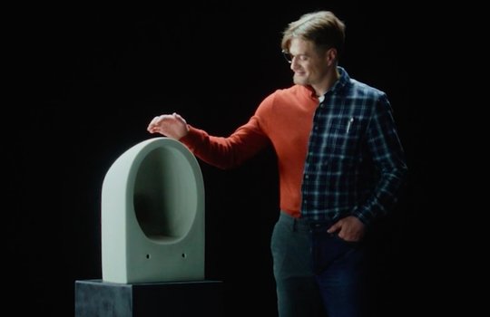 Ein Designer (roter Pulli) und ein Ingenieur (Karohemd) entwerfen gemeinsam eine neue WC-Schüssel... (Bild: Screenshot Vimeo)