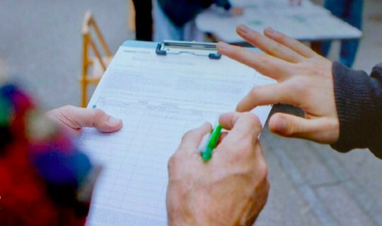 Die Unterschriftensammler müssen ihre Identität nicht angeben, was die Ermittlungen erschwert... (Bild: Screenshot SRF)