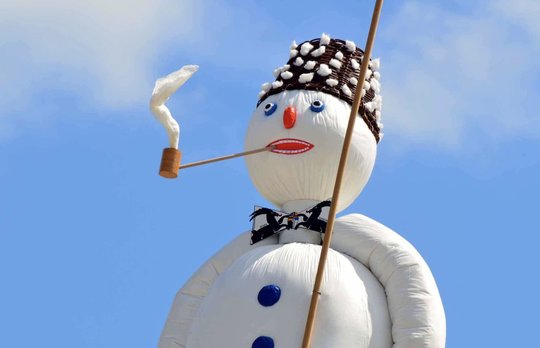 Da war die Welt noch in Ordnung für den Böög: Sonnenschein, 17 Grad, Holzstoss optimal - und Knall und Peng war der Kopf ab...    (Bild: Klein Report)