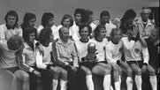 Franz Beckenbauer ist Bayern München und Bayern München ist Franz Beckenbauer: Der Kaiser hier 1974 mit dem WM-Pokal... (Bild Wikipedia/Beckenbauer)