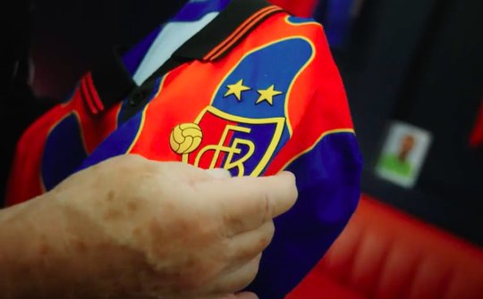 Neben der Marken-Präsenz auf dem Trikot will der Krypto-Anbiter auch eine «modernen Investmentkultur» unter die Fussball-Fans bringen... (Bild: Screenshot fcb.ch)